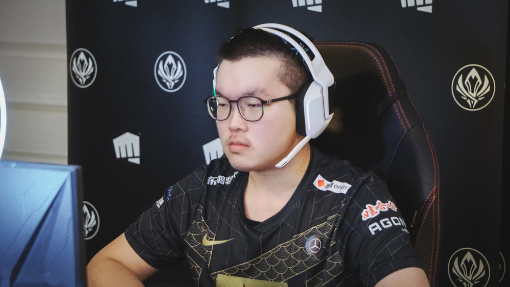 开云首页APP-关于领先优势明显首场状态出色，RNG观众沸腾！，阿扎伦卡重返赛场观众掌声雷动的信息